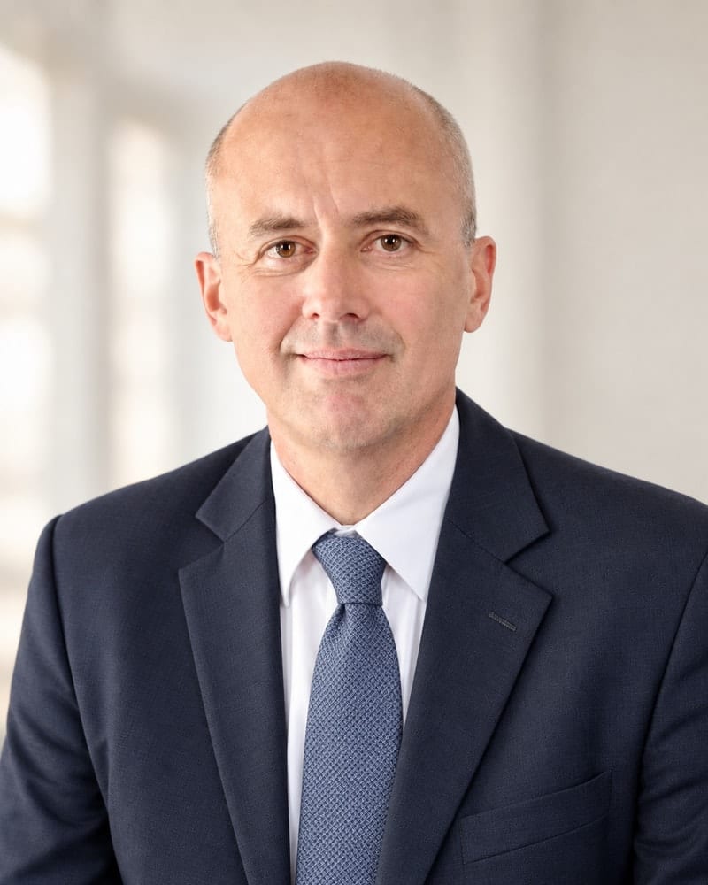 Dr. Andreas Lohner, Partner bei PBL Legal. Mit KI bearbeitetes Foto.