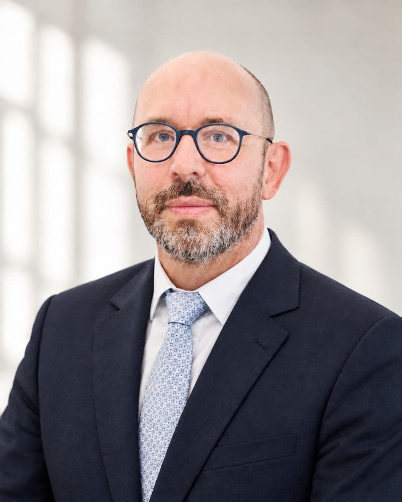 Dr. Uwe Bohnet, Partner bei PBL Legal. Mit KI bearbeitetes Foto.